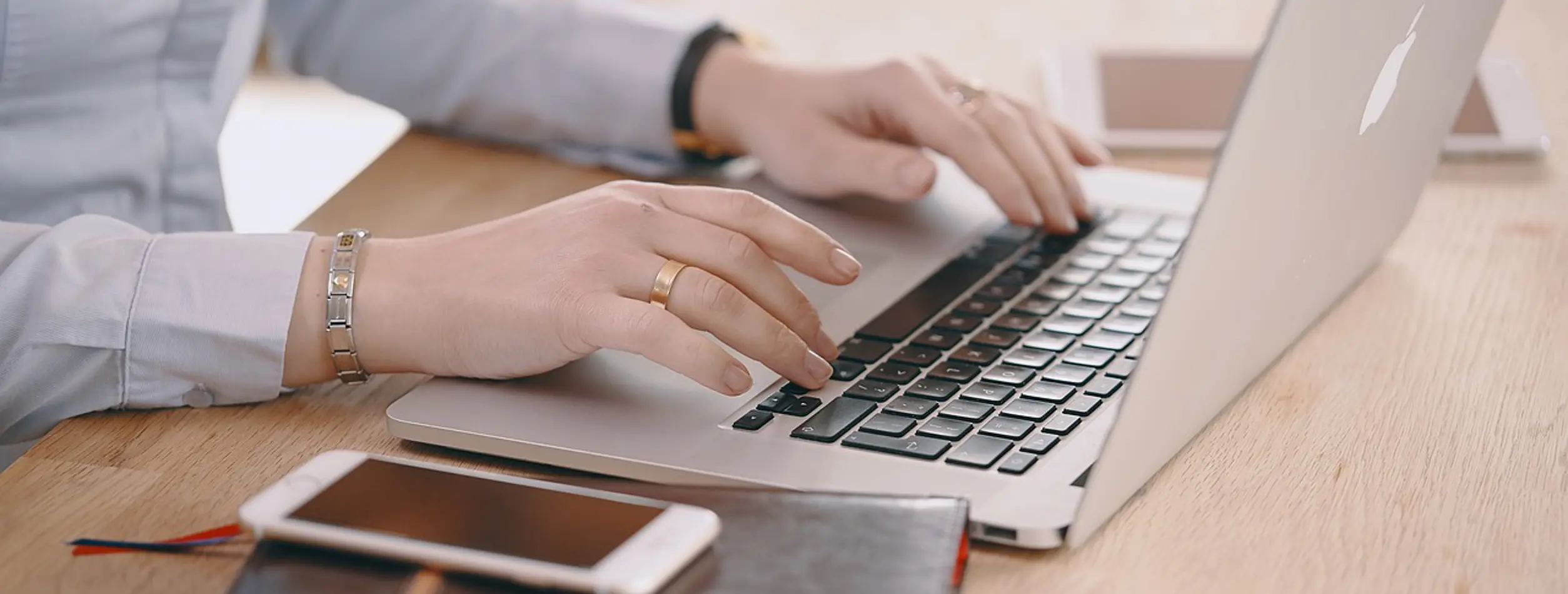 Vrouw Typt Op Laptop